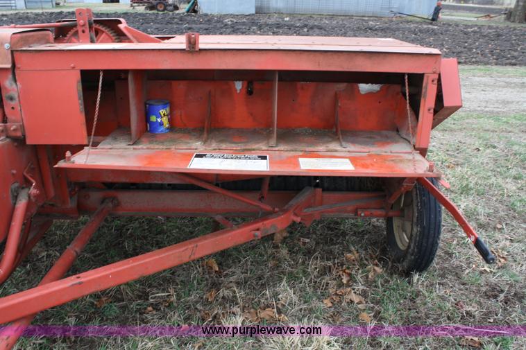 image for item 5022 Avco New Idea 555 square baler