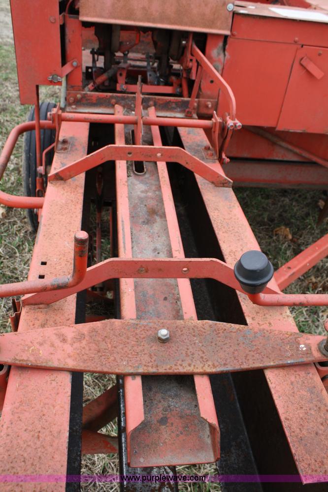 image for item 5022 Avco New Idea 555 square baler