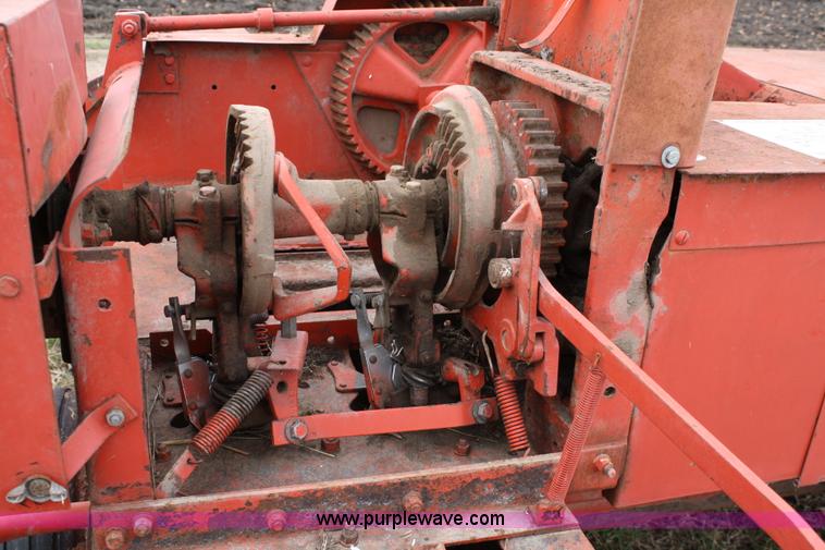 image for item 5022 Avco New Idea 555 square baler