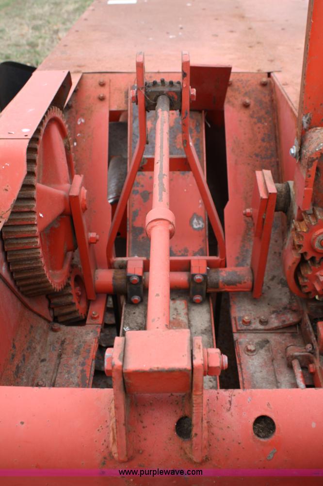 image for item 5022 Avco New Idea 555 square baler