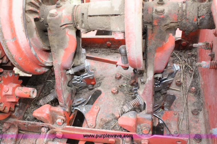 image for item 5022 Avco New Idea 555 square baler