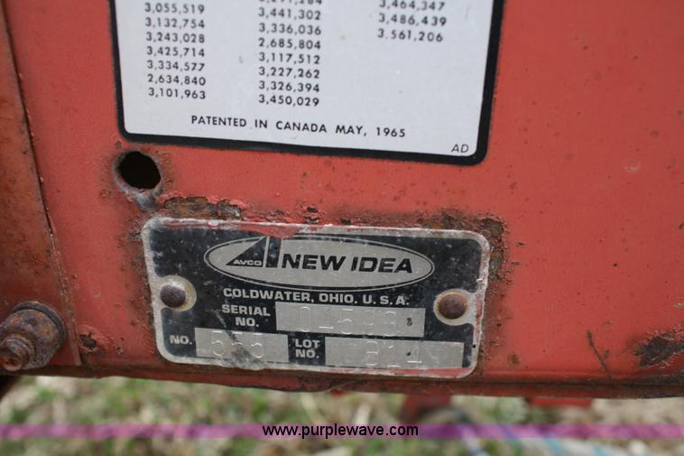 image for item 5022 Avco New Idea 555 square baler