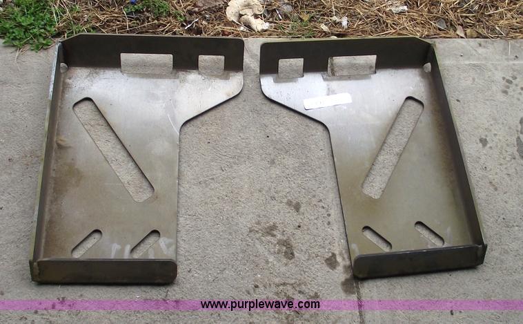 image for item 5512 Universal skid loader attachment plates