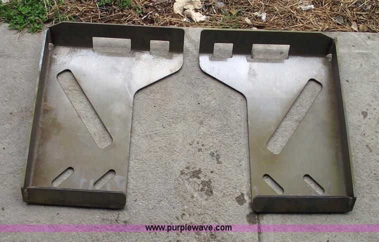 image for item 5513 Universal skid loader attachment plates