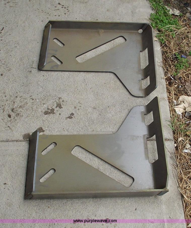image for item 5513 Universal skid loader attachment plates