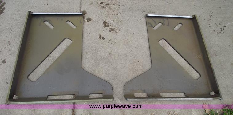image for item 5513 Universal skid loader attachment plates