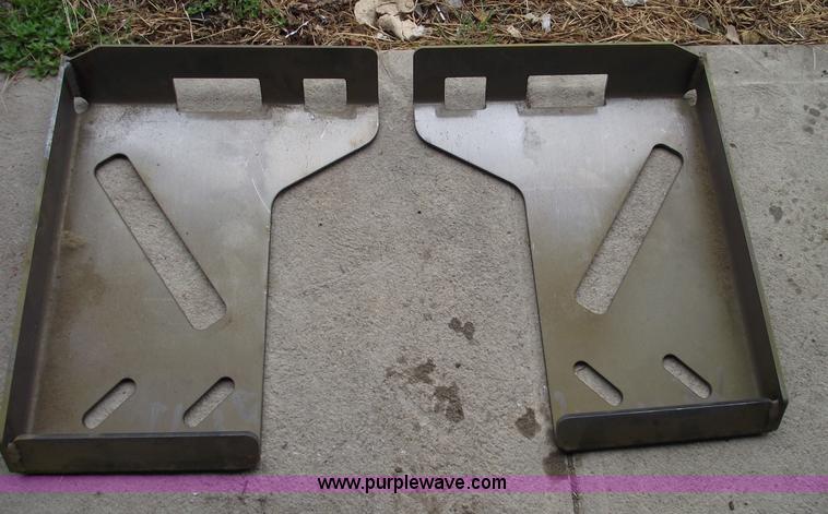 image for item 5513 Universal skid loader attachment plates