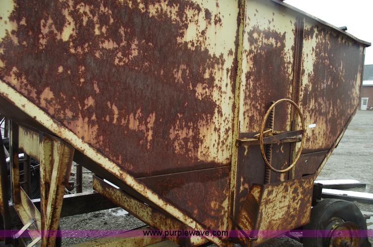 image for item 5515 160 bushel gravity box