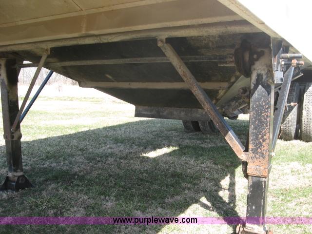 image for item 5930 1997 Maurer Mfg. grain hopper trailer