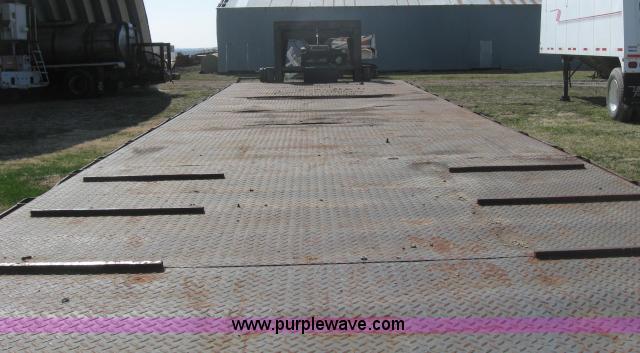 image for item 5932 1998 Neal Mfg. flatbed goose neck trailer