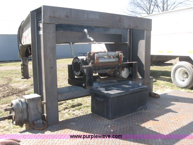 image for item 5932 1998 Neal Mfg. flatbed goose neck trailer