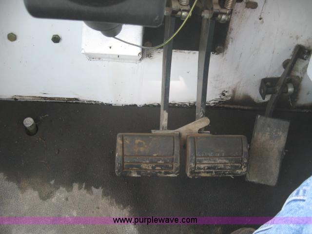 image for item 5957 2001 AGCO SpraCoupe 4440 sprayer