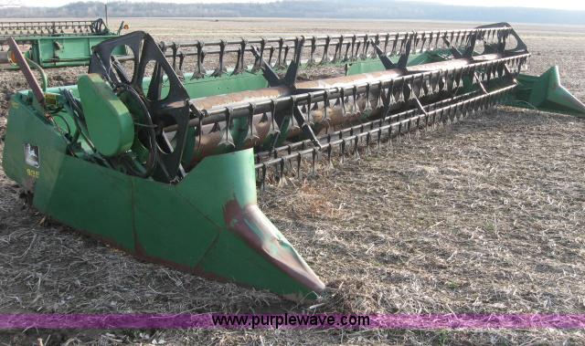 image for item 5977 1994 John Deere 925 header and reel