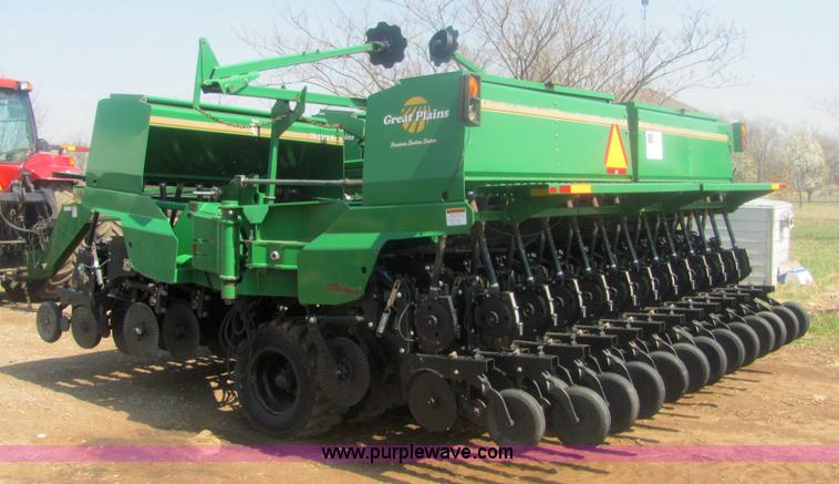 image for item 7008 2002 Great Plains 30' folding no-till drill