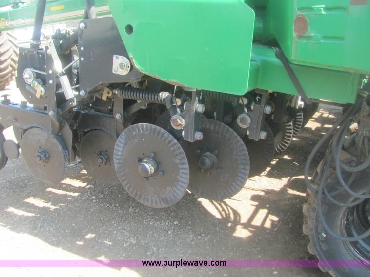 image for item 7008 2002 Great Plains 30' folding no-till drill