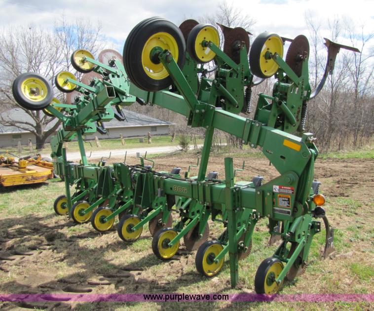 image for item 8724 John Deere 886 12 row no-till cultivator