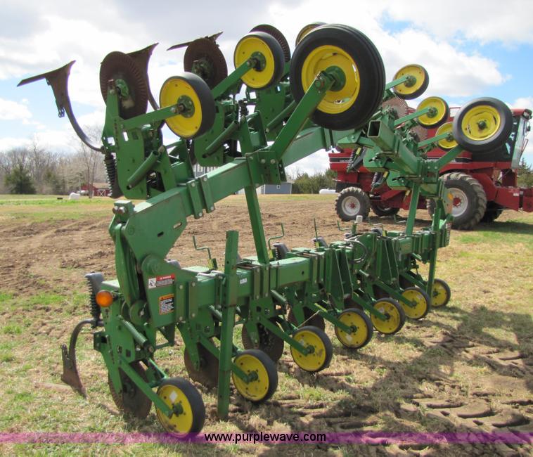 image for item 8724 John Deere 886 12 row no-till cultivator