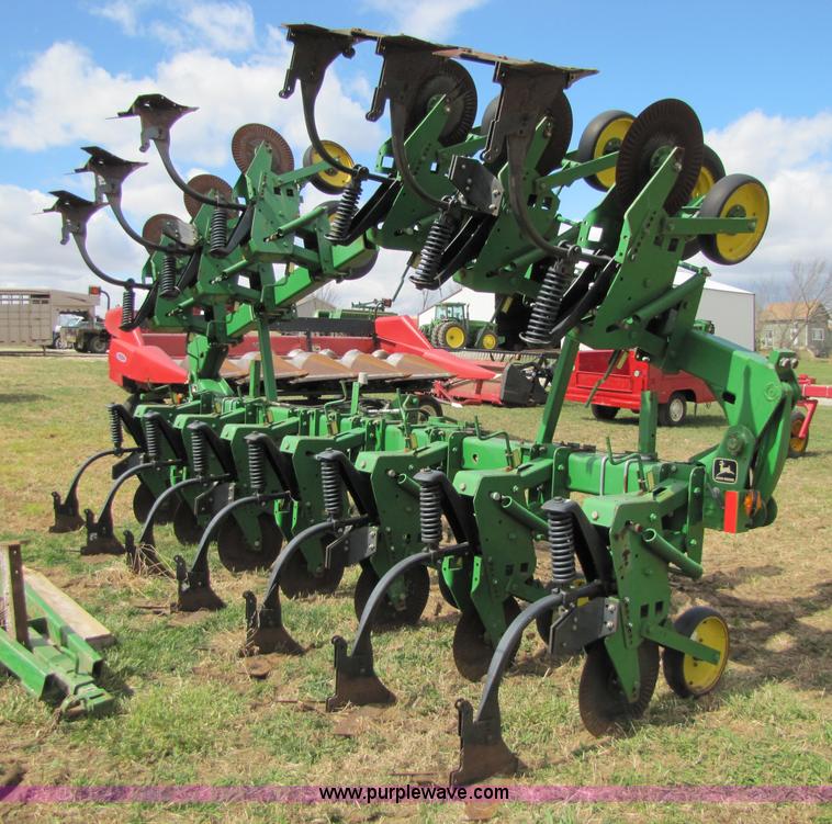 image for item 8724 John Deere 886 12 row no-till cultivator