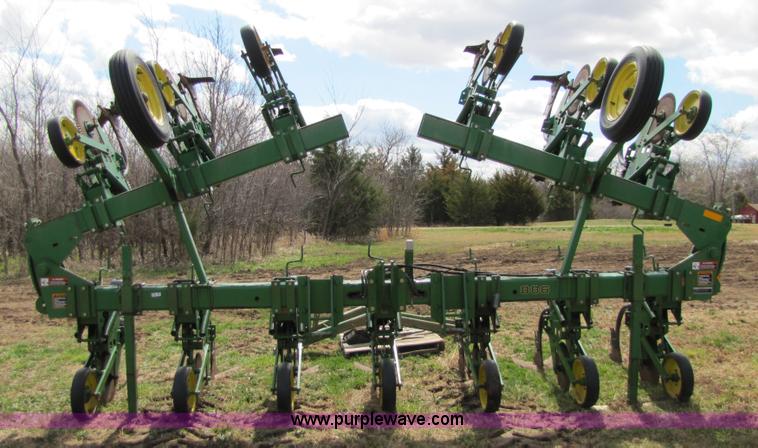 image for item 8724 John Deere 886 12 row no-till cultivator