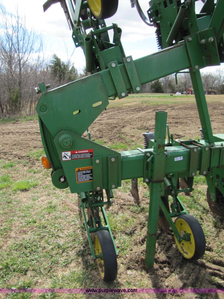 image for item 8724 John Deere 886 12 row no-till cultivator