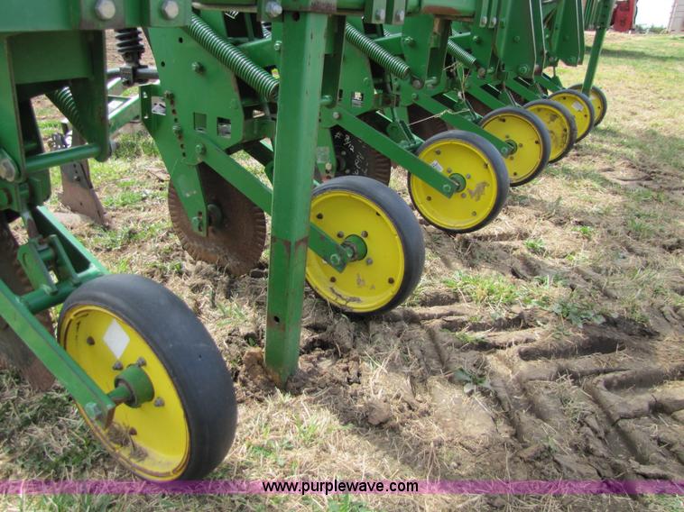 image for item 8724 John Deere 886 12 row no-till cultivator