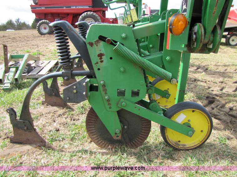 image for item 8724 John Deere 886 12 row no-till cultivator
