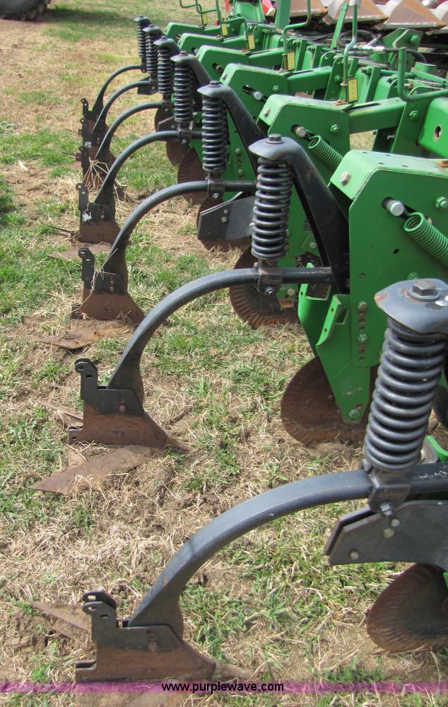 image for item 8724 John Deere 886 12 row no-till cultivator
