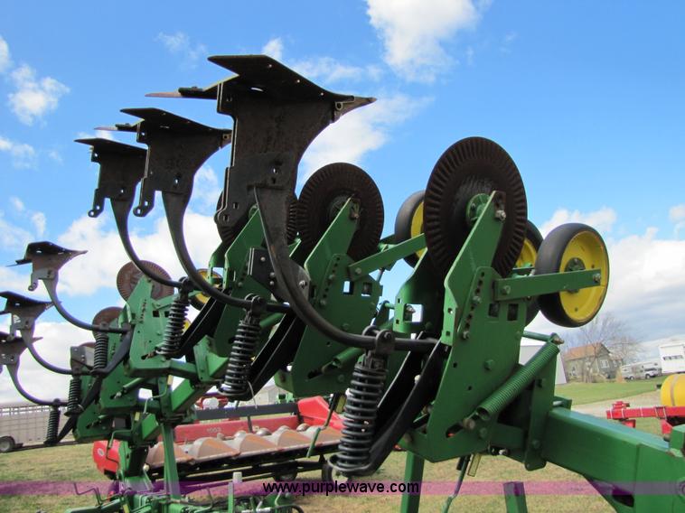 image for item 8724 John Deere 886 12 row no-till cultivator