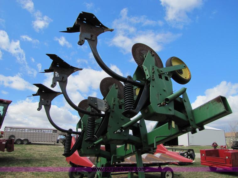 image for item 8724 John Deere 886 12 row no-till cultivator