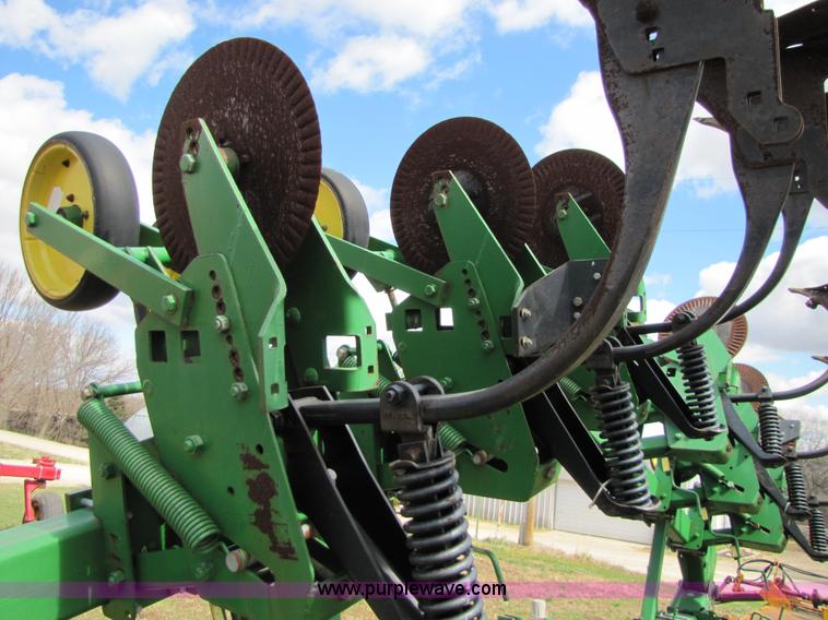 image for item 8724 John Deere 886 12 row no-till cultivator
