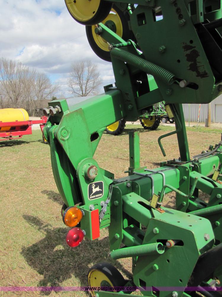 image for item 8724 John Deere 886 12 row no-till cultivator