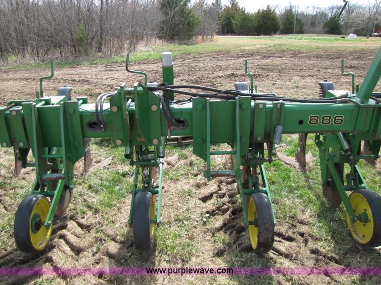 image for item 8724 John Deere 886 12 row no-till cultivator