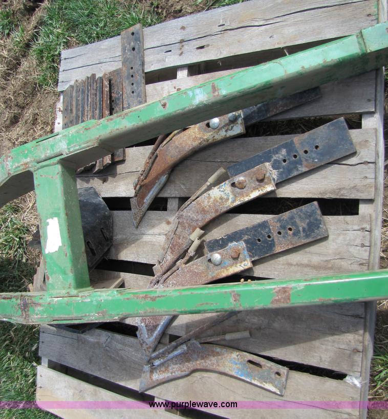 image for item 8724 John Deere 886 12 row no-till cultivator