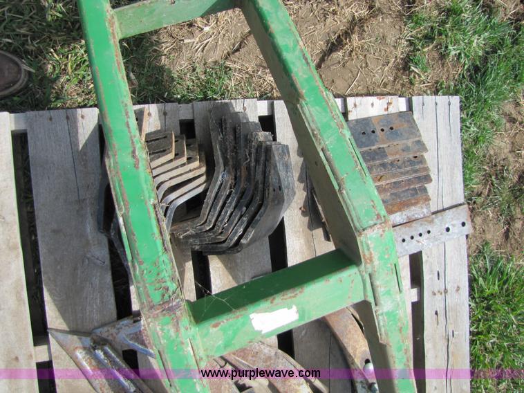 image for item 8724 John Deere 886 12 row no-till cultivator