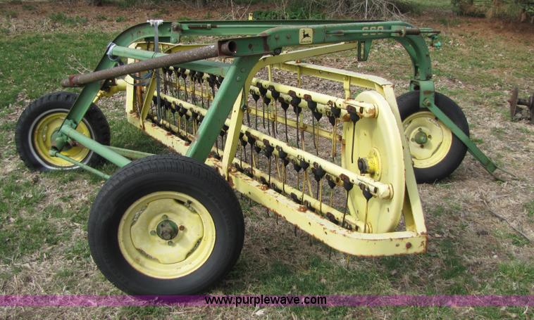 image for item 8738 John Deere 660 hay rake