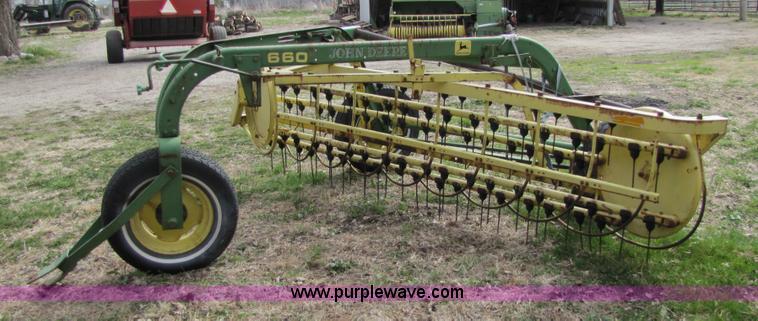 image for item 8738 John Deere 660 hay rake