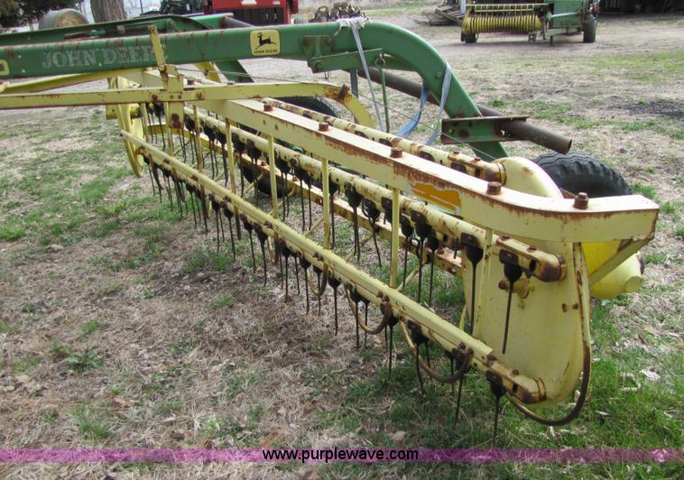 image for item 8738 John Deere 660 hay rake