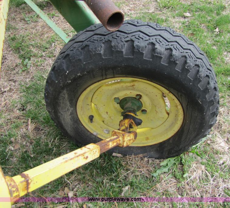image for item 8738 John Deere 660 hay rake