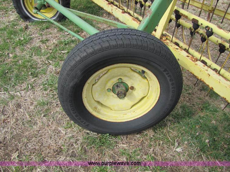 image for item 8738 John Deere 660 hay rake
