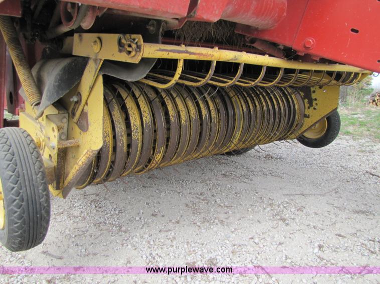 image for item 8739 New Holland 660 auto-wrap round baler
