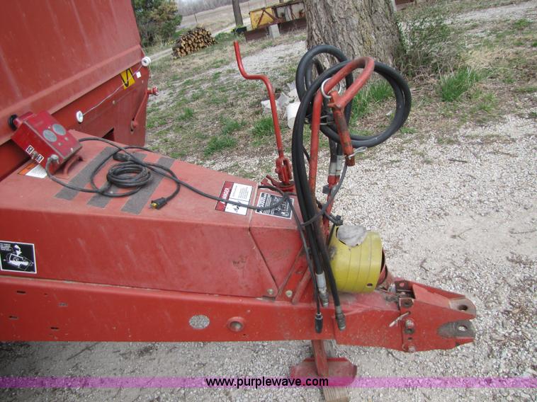 image for item 8739 New Holland 660 auto-wrap round baler