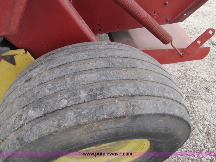 image for item 8739 New Holland 660 auto-wrap round baler