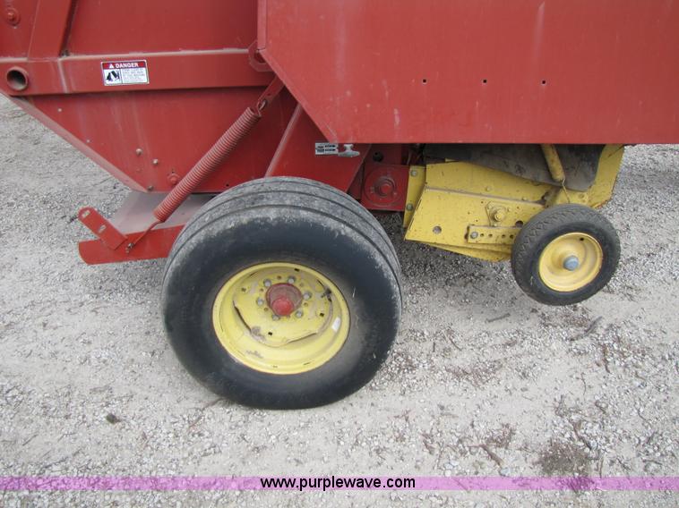 image for item 8739 New Holland 660 auto-wrap round baler