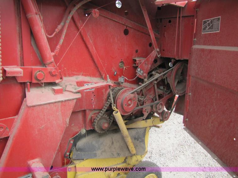 image for item 8739 New Holland 660 auto-wrap round baler