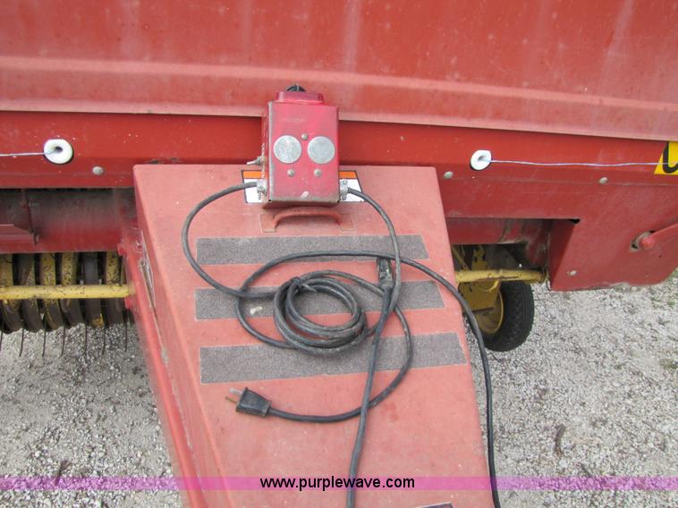 image for item 8739 New Holland 660 auto-wrap round baler