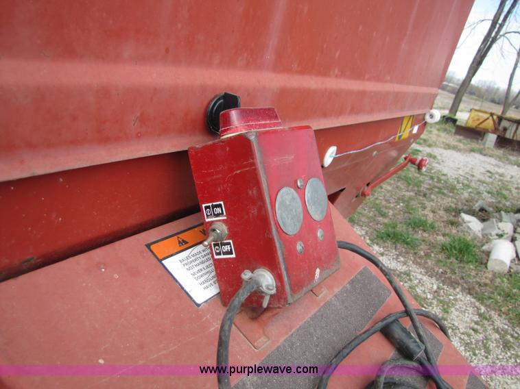 image for item 8739 New Holland 660 auto-wrap round baler