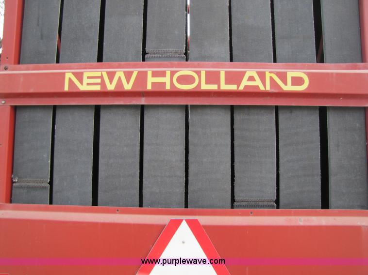 image for item 8739 New Holland 660 auto-wrap round baler