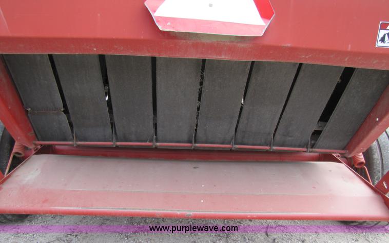 image for item 8739 New Holland 660 auto-wrap round baler