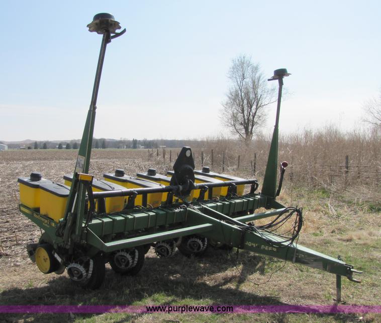 image for item 8745 John Deere 7200 six row planter