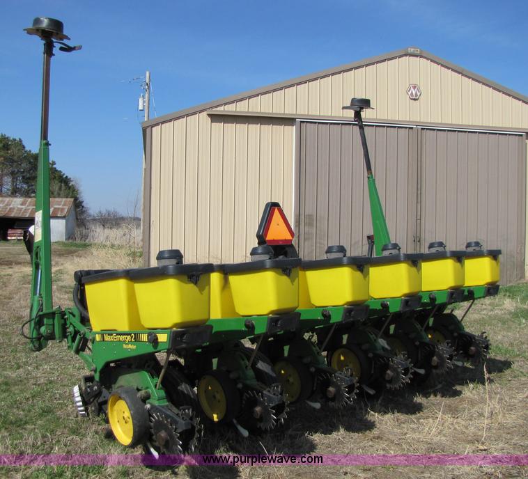 image for item 8745 John Deere 7200 six row planter